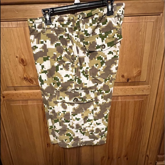 Gold Label Brand (GLB) size 40 Cammo print shorts, very well made ! - Picture 3 of 3